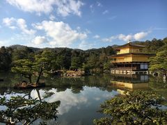 十数年ぶりの京都にして初めての金閣寺。天気も良かったので、綺麗な鏡になってました。