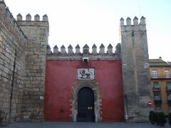 ライオンの門 (Puerta del Leon)、王宮アルカサルに入る正面玄関です。

「セビリア大聖堂」「王宮アルカサル」「インディアス古文図書館」の３つが世界遺産に登録されています。