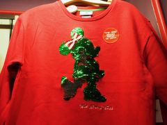 お土産やさんのTシャツのスパンコールもクリスマスカラー。