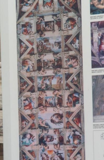 システィーナ礼拝堂天井画。(1～8場面)を示す。<br />写真撮影なので、パンフレットより。<br />ミケランジェロが四年の歳月を掛けて、一人で描き上げた大作。<br />柱などを描き込んで巧みに画面を区分し、旧約聖書、創世記の9場面を展開させた。総勢300人が登場する長さ40mにも及ぶ圧巻の天井画。周辺は47の場面に分割され創世記の各場面が描かれてる。<br />9場面中の1～7場面。<br />＊この天井画は、人体、男性ヌードの総目録として画家に参照されてきた。