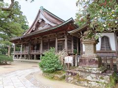 那智大社と聞いてきたのだけれど　
どうも　お寺じゃないかな　

窓の形が　お寺独特のものだし・・・
