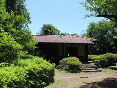 続いて飛鳥山の旧渋沢庭園に入ってみましたが、残念なことに建物内部は開放していませんでした
11:05　晩香蘆