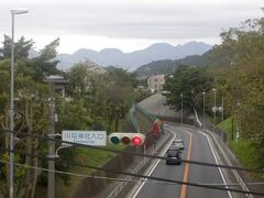 川匂陸橋より箱根を臨む
左は二子山、中央は駒ヶ岳、右端は神山
 東側からのいつもの風景だ