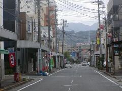 旧道はひっそりと寂しい
目の前の交差点は1号線との合流点
 旧道場内を曲折させている
其れが今では災いしているところか