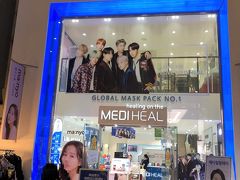 韓国ソウル・明洞【MEDIHEAL】

韓国コスメ【メディヒール】の写真。

広告モデルはBTSや俳優のヒョンビン氏、女優のソン・イェジンさん。

うちの周りでも韓国ドラマ「愛の不時着」を観て
ヒョンビンさんのファンになった子が多い(*^▽^*)

以前、生ヒョンビンさんを見かけて写真を撮りました↓

<ソウル4日間 ① 成田空港のラウンジめぐり 免税店
仁川空港にイケメン韓流スター現れる
『ザ・リッツ・カールトン ソウル』宿泊編>

http://4travel.jp/travelogue/10769087