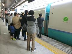 カシャカシャカシャ‥
鉄道マニアの方々が撮影しております。
パパは夢中だけど、お子様は飽きちゃっているみたい。