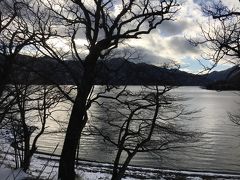 バスが来るまで中禅寺湖を眺めます。冬の中禅寺湖は幻想的な風景。