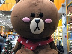 韓国ソウル・明洞『LINE FRIENDS STORE』

『LINEフレンズ フラッグシップストア』明洞店のブラウンの写真。

巨大なベアのブラウンが今年もX'masコスチュームでお出迎え。
頭の上にはひよこのサリーが乗っています。