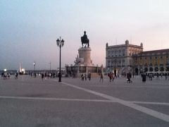 コメルシオ広場。
テージョ川に面した広場で中央にマヌエル1世の銅像が立っている。
広場沿いには重厚な建物が並び観光案内所もある。
テージョ川を航行する船舶も見える。
夜はライトアップされ綺麗であった。

