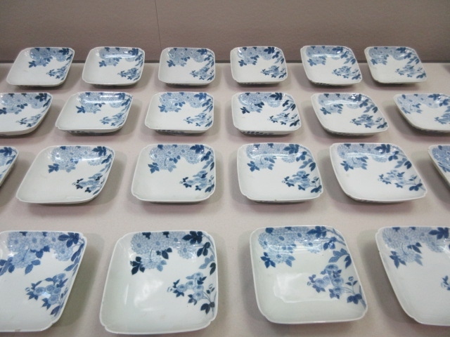 江戸時代 鍋島藩窯 染付菊文隅入角皿 図録同手掲載品 木箱付 茶事
