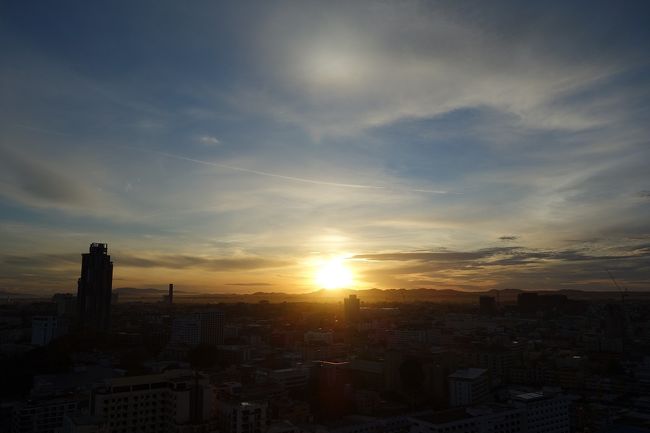 11日　6：02の朝日<br /><br />タイの感染者数は2人増加で3,121人、2,973人回復（2020年6月9日）<br />タイの感染者数は7人増加で3,119人、2,973人回復（2020年6月8日）<br />タイの感染者数は8人増加で3,112人、2,972人回復（2020年6月7日）<br />タイの感染者数は2人増加で3,104人、2,971人回復（2020年6月6日）<br />タイの感染者数は1人増加で3,102人、2,971人回復（2020年6月5日）<br />タイの感染者数は17人増加で3,101人、2,968人回復（2020年6月4日）<br />タイの感染者数は1人増加で3,084人、2,968人回復（2020年6月3日）<br />タイの感染者数は1人増加で3,083人、2,966人回復（2020年6月2日）<br />タイの感染者数は1人増加で3,082人、2,965人回復（2020年6月1日）<br />タイの感染者数は4人増加で3,081人、2,963人回復（2020年5月31日）<br />タイの感染者数は1人増加で3,077人、2,961人回復（2020年5月30日）<br /><br />※　この1ケ月間、新規のコロナ感染者は海外からのタイ人帰国者だけですが何故、政府のの規制が厳しい？．．．それはタイ国民の軍政への不満が貯まり、それを抑え込むために武漢肺炎を利用しているとの声もあります。