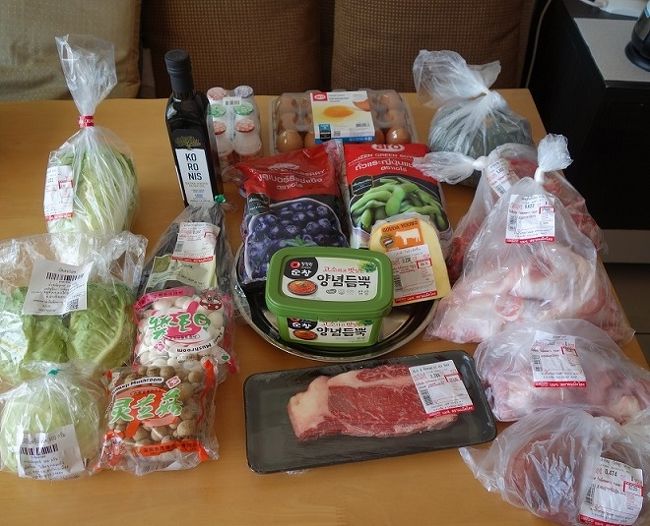 11日　　makroで買い物<br />各種野菜　牛肉　豚肉　骨付き豚肉　豚内臓　冷凍ブルーベリー　冷凍枝豆<br />チーズ　コチュジャン　オリーブオイル　生卵　カボチャ　上質な水、他