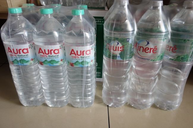 AURO．．．1.5L　×　6本　＝　98B　≒　340円．．．天然水で柔らかい味で超お勧め．．．値段は嘘をつかない、生水OK◎<br /><br />Minere．．．1.5L　×　6本　＝　76B　≒　265円．．．上記より値段が落ちるが試しに買ってみた．．．値段は嘘をつかない〇