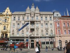 【イェラチッチ総督広場】

壮麗な建物群は20世紀以降の建設ですが
広場自体は17世紀からあったそうです。

1886年に設置された『イェラチッチ総督の騎馬像』は
旧ユーゴスラビア時代の1947年に撤去され
「共和国広場」と名称も改められました。

1991年のクロアチアの独立と共に騎馬像は広場へ戻され
名称も『イェラチッチ総督広場』となりました。
クロアチアの人々にとっては意義深い場所です。