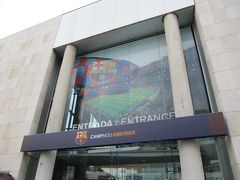 Day4  8月28日
FCバルセロナのホームスタジアム、カンプ・ノウへ向かう。
メトロ L5に乗ってスタジアム最寄のコインブラ駅に降りると矢印でスタジアムの方向を示されているし、迷う心配なし。
