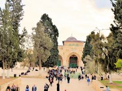 エルサレムの旧市街に位置する神殿の丘はキリスト教、ユダヤ教、イスラム教の聖地でもある。神殿の丘にはカッターニ門などいくつかの城門が作られているが、観光では入れる場所はモロッコ門のみだ。時間も限られているのでなるべく早くいこう。 