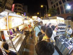 台北に帰ってきた。
どうなっているんだ？　寧夏夜市。
歩けないほど人が多い。
食べ歩きなんて、できゃしない。
(中国が国慶節だった)