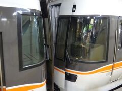 Ａパターン(先頭車ｘ先頭車　貫通タイプ)

こちらは、ＪＲ東海の特急しなので使われる383系電車。こちらも利用状況や時間帯によって増結をして運用されています。幌の格納や貫通扉の開き方など、もともと増解結を前提とした機能的な造りとなっています。

例：ＪＲ東海 383系電車(長野駅で撮影）