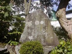 正眼寺にある芭蕉句碑＜やまぢきて何やらゆかしすみれ草＞
他に曽我五郎の鏃突き石、起雲閣、供養塔などあり
ここからいよいよ昇りにかかる