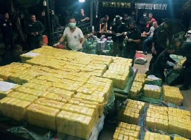 《newsclip》<br />タイ麻薬取締委員会事務局（ONCB）は11日、メコン川流域6カ国による麻薬の共同取り締まりで、2019年12月～2020年5月に覚醒剤の錠剤2億6196万錠、粉末9.1トン、ヘロイン1.4トン、麻薬の原料約500トンなどを押収し、容疑者6920人を逮捕したと発表した。<br />【流域6カ国は中国、ミャンマー、ラオス、タイ、カンボジア、ベトナム】<br /><br />【見つからなければ金持ちになれる、見つかれば量が多ければ死刑だ、生死をかけてる密売人】．．．度胸あるな！！！！<br /><br />【！！凄すぎる麻薬の量だ！！】<br /> <br /><br /><br /><br /><br /><br /><br /><br /><br /><br /><br /><br /><br /> <br />