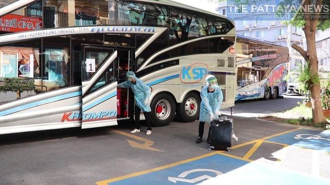 【パタヤニュース】<br />パタヤでは7ホテルが隔離施設指定ホテルとなり、現在帰国者の方が多く訪れて2週間の隔離生活をされています。<br />2020年6月11日の午後、台湾からタイに帰国した48人の帰国者の方が、帰国直後の隔離期間の観察のためパタヤの指定ホテル、パタヤクランのGrand Bellaホテルに到着しました。