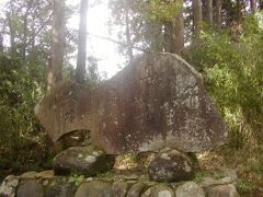 ようやくたどり着く最高点付近の碑
＜箱根七里は馬でも越すが越すにこされぬ大井川＞
まずは登頂・・・そして昼食