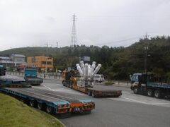 箱根峠三島側の駐車場・・大型トレーラーで一杯
峠では好天から一変・・・霧・小雨に
西の空はどんより・・・