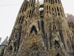 続いてサグラダファミリアへ。
Passeig de Gracia駅からメトロL2に乗ってSagrada Familia駅下車すると、もう目の前にサグラダ・ファミリア。いまだに完成してないけど、建設途中の姿も刹那的で感じで良いです。
