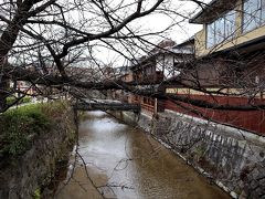 葉が落ちた木々の向こうに京の町。
高瀬川のせせらぎに、冬の京都を見つけて。
