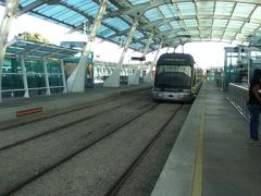 メトロ。
ポルト国際空港からポルト市内への移動はメトロ（Ｅ線）を利用した。
車内は大きめく綺麗で明るい。
窓は広く沿線の景色を見れて快適に過ごせた。