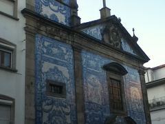 アルマス礼拝堂。
サンタ カタリーナ通りの角にある。
建物はあまり大きくないが、外壁のほとんどが青色系のアズレージョで覆われていて美しい圧倒される。
屋根付近や時計塔の装飾も素敵である。
内部は白色系のインテリアで厳かな雰囲気である。
