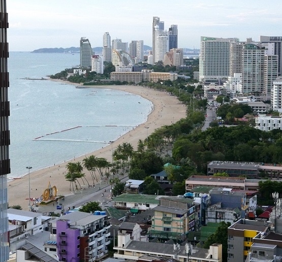 11日　日も沈み18：40分ごろ、かなりの人がビーチで散歩してるようです。