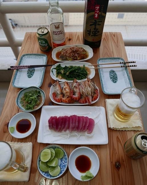 11日　　夕食<br />マグロ刺身　　焼きエビ（クンパオ）　野菜炒め　焼きナスビ