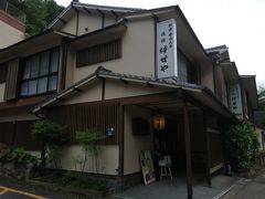 旅館「伊せや」は4階建ての建物にエレベーターがなく、いちばん安い4階の部屋に泊まった私たちは、熊野古道歩きの足慣らしと思って階段を上り下りしました。

駐車所は、旅館から離れているけど屋根付き。
