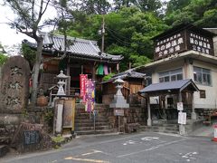 夕食の前に、湯の峰温泉を散策。

旅館に向かって左にあるのが、神社・温泉くみとり所・公衆浴場・売店。