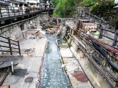 旅館の前の川に温泉が流れ込んでいて、硫黄の匂いがプンプン。