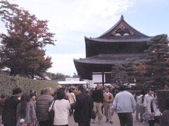 中学の修学旅行以来の東福寺であった。
修学旅行の時は他のクラスが手塚治虫ミュージアムや清水寺、銀閣寺などに行く中で我がクラスは「三十三間堂と東福寺」。実行委員の言い分としては前日の班別研修ですべての班が行ってないのがこの２か所。当たり前だ！中学生が好んで行くわけがない！しかも６月の頭！紅葉も何もないぞバカヤロー！！

今回は１１月の週末ということもあり激混みであった。