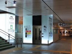 集合は東京駅新幹線北乗換口エレベーター前に9時10分。PHOは幹事なので事前にこの写真を撮って、参加者に送っておきました。
北通路と中央通路の間は片方の壁面が工事中で塞がれていますが、その中で一際明るいのが、このエレベーターです