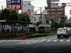 緊急事態宣言が解除された平日の仕事休みに自転車で東京観光をする事にしました。
昼頃出発です。
東京桜トラムこと都電荒川線にレトロな車両が走っているのを発見しました。
シャッターチャンスを逃して大分遠くに行ってしまってから何とか撮れました。