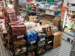 ここは本当に日本か？と思ってしまいそうです。
売っている食品等はほぼ中国の物。
店員も多分全員中国人です。
日本語が通じないのではないかと思ってしまう位です。
