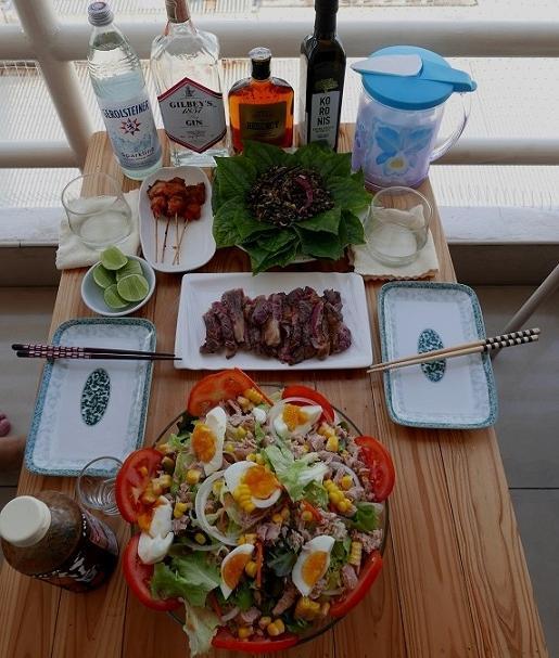 6月12日　　夕食<br />ツナサラダ　　．．．豪華絢爛大盛で食べきれんよ◎<br />米産牛肉ステーキ．．．スーパーB.Cで買ったが脂が乗った美味しい肉◎<br />焼き鳥　　　　．．．〇<br />カイモッデーン．．．蟻とアリの卵炒めあ一休は食べません×