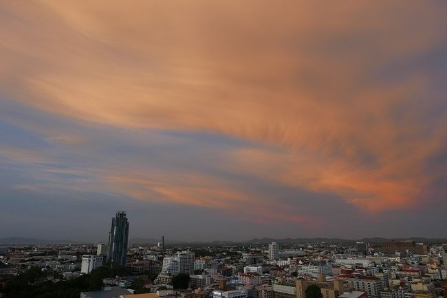 12日　夕食の時に東の空に見られた美しい夕焼け。