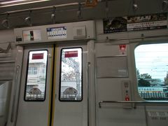 相鉄11000系の車内。
先ほど乗車したJR東日本のE233系に準拠した設計で、車内インテリアもほぼ共通していますが、保安機器や編成の向きの関係で、JR線への直通列車への充当は見送られています。