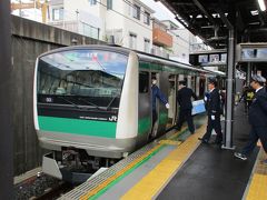 途中の西谷駅では、海老名を後に発車したE233系7000番台の特急新宿行き（羽沢横浜国大から各駅停車）の接続を待ってからの発車となりました。