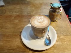 昼食後には駅直結の商業施設「ビナフロント」の喫茶店「LATTE GRAPHIC」で、カフェラテを飲んで一服しました。