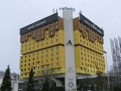 サラエボの宿はこのホテルホリデー。モダンな外観ですが、かつてのボスニア紛争の際にも営業を続け、ジャーナリストたちの拠点になったホテルでもあります。