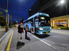 06:12、時間通り空港まで乗るバスがやってきました。
大韓航空の従業員さんも乗っているみたいでした。

このバスは数か所を巡って空港に向かうので、最後の方のバス停から乗ると満席で乗れない可能性もあるので注意が必要かも。実際乗れない人が数人いました。