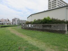 旧中川沿いに造られた旧中川水辺公園を歩いて平井橋方向へ。
きれいに整地された公園で、川の氾濫を防ぐために造られた、かさ上げ護岸も保存されていました。