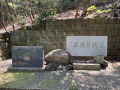 石神井城址。

石神井城は室町時代に石神井郷を領有した豊島氏の居城跡。

豊島氏は文明9年（1477年）、太田道灌との合戦に敗れ、このとき城も落ちたそうです。