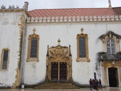 旧大学の西側には、サン・ミゲル礼拝堂があります。
１６世紀にポルトガル最初の王アフォンソ・エンリケスの保護者である
サン・ミゲルに捧げられました。
壁や天井は色とりどりのアズレージョで装飾されており、
祭壇やパイプオルガンはバロック調の装飾や像で飾られています。
１７３７年に作られたオルガンは、
２０００本以上のパイプで出来ています。
ポルトガルのアズレージョの中でも特に色彩豊かで、
ここまで豪華なものは珍しいとも言われています。
サン・ミゲル礼拝堂は、日曜日の午前11時45分から午後1時30分まで、
ミサのため閉鎖されます。
　立派な扉と階段のある部分は締め切りで、右側の入り口から
通路に入って左側に扉があります。
その通路に私たちも入って行きます。